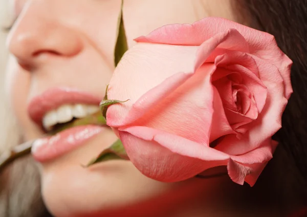 A mulher com um close-up rosa — Fotografia de Stock