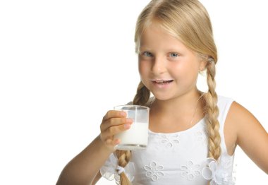 bir bardak süt ile güzel bir kız