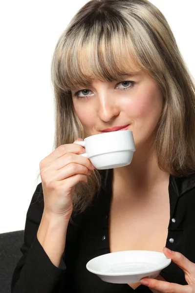 A mulher de negócios bebe café no local de trabalho — Fotografia de Stock