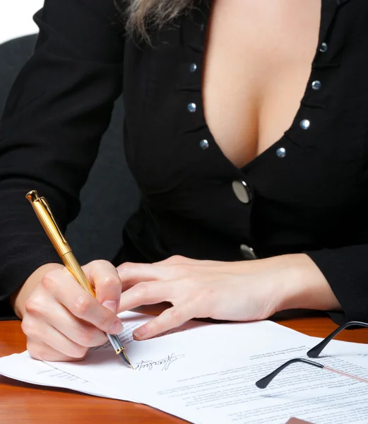 Obchodní žena podepíše smlouvu. Detailní Foto — Stock fotografie