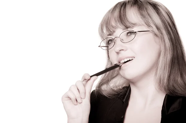Деловая женщина в очках и с ручкой. Тонированный цвет — стоковое фото