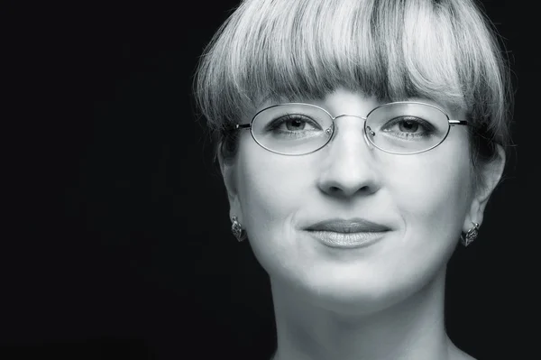 Porträt der Frau mit Brille in Großaufnahme — Stockfoto