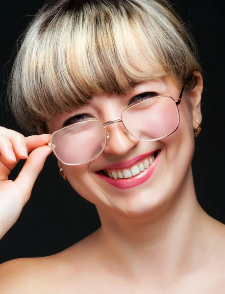Porträtt av kvinnan i glasögon på nära håll — Stockfoto