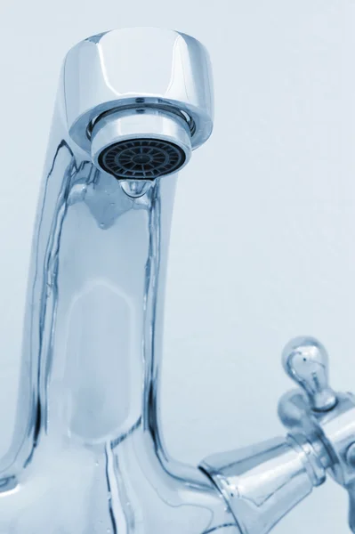 Knacka med droppe vatten — Stockfoto