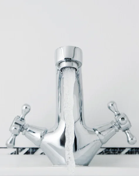 Vattenkran med en vattenstråle. — Stockfoto