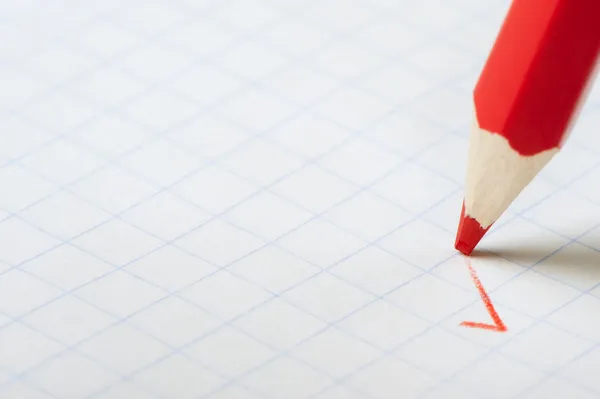 Κόκκινο μολύβι γράφοντας ένα σημάδι — Φωτογραφία Αρχείου