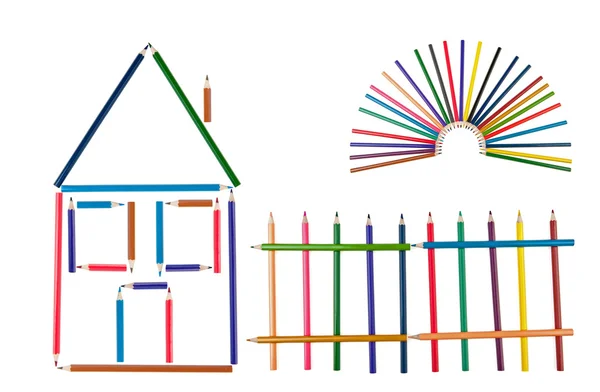 Будинок, паркан і сонце з кольорових олівців — стокове фото