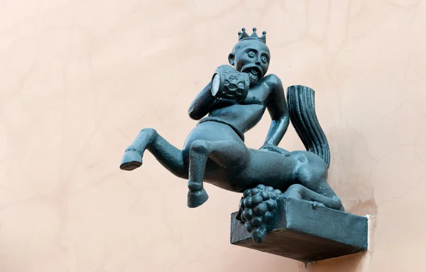 Статуя железный дьявол со стаканом пива — стоковое фото