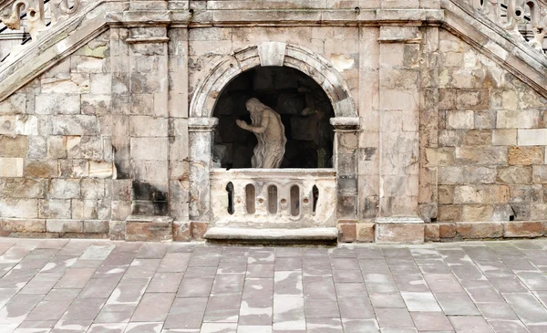 Monumento orante sambuco in una grotta — Foto Stock