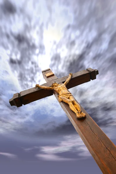 De kruisiging van een boom met Jezus's verguld figuur — Stockfoto
