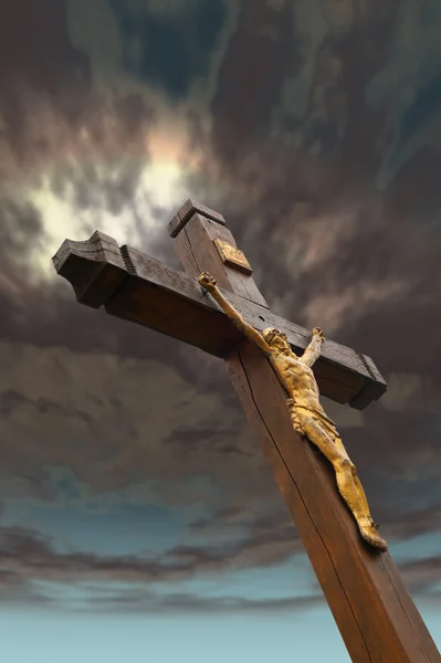 La crucifixión de un árbol con la figura dorada de Jesús — Foto de Stock