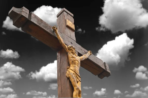 La crucifixion d'un arbre avec la figure dorée de Jésus — Photo