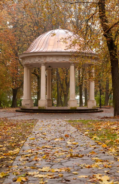 Herbstpark mit Fußweg zum Gartenhaus — Stockfoto