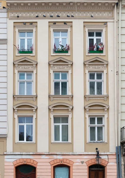 Gevel van een gebouw met ramen — Stockfoto