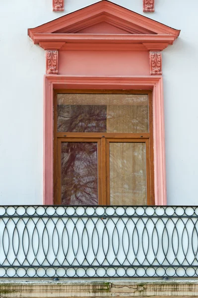 Facade of a building with a balcony. — Stock Photo, Image