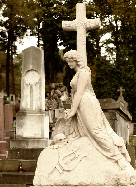 Grafsteen vrouwen met een kruis — Stockfoto