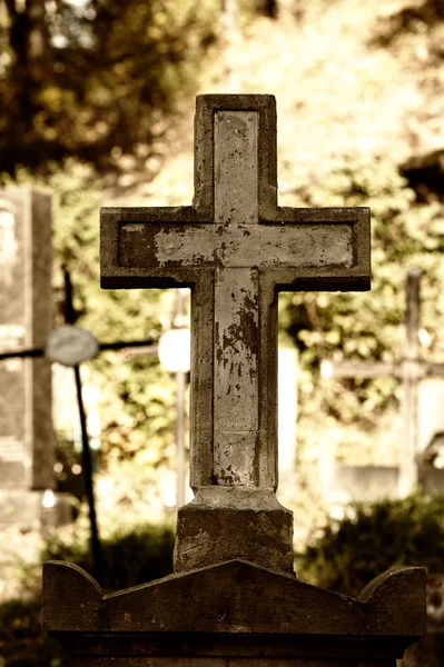Старый крест на кладбище — стоковое фото