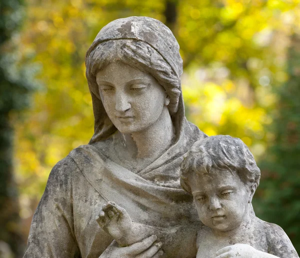 妇女与孩子在公墓纪念碑 — 图库照片