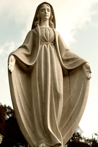 Monumento Senhora de Guadalupe em um cemitério — Fotografia de Stock