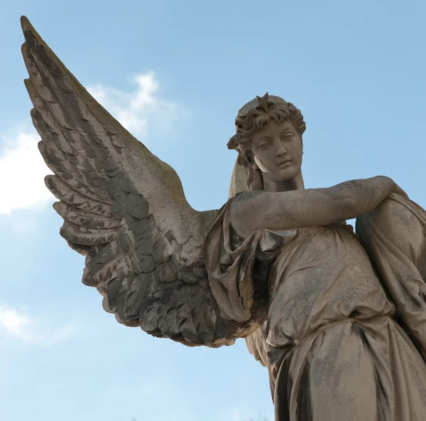 Памятник ангелу на кладбище — стоковое фото
