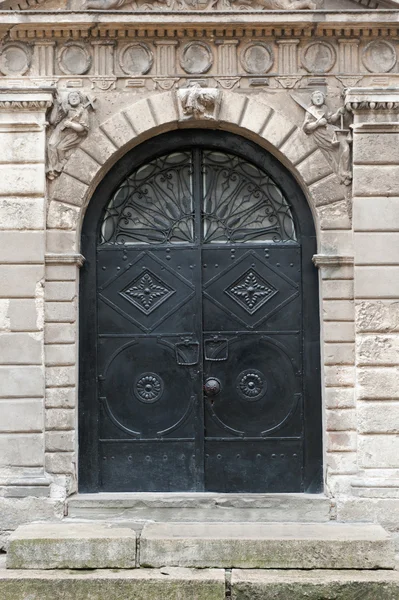 Железные двери, вход в здание — стоковое фото