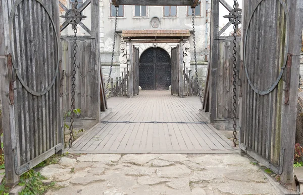 Entrada e ponte de suspensão no castelo velho — Fotografia de Stock