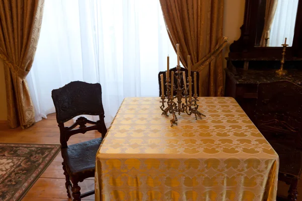 Régi szoba, egy asztal és egy szék — Stock Fotó