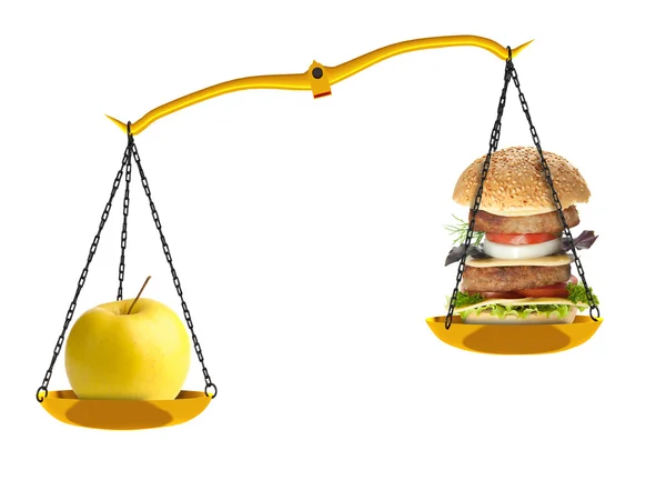Waage mit einem Apfel und einem Hamburger — Stockfoto