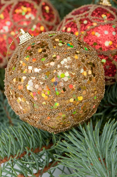 Рождественские игрушки на ветвях ёлки — стоковое фото