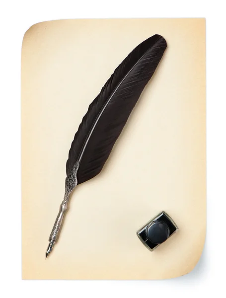 羽根ペンとインク壺、古い紙の上羽毛羽毛笔和墨砚 — ストック写真