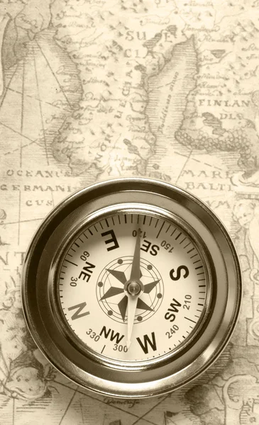 在古地图上的旧指南针 — 图库照片