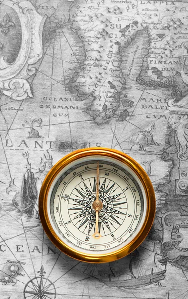 在古地图上的旧指南针 — 图库照片