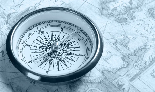 Старый компас на древней карте — стоковое фото