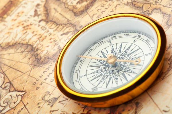 Oude kompas op oude kaart — Stockfoto