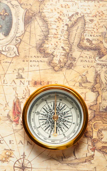 Старый компас на древней карте — стоковое фото