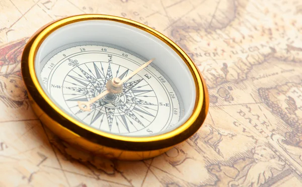 Oude kompas op oude kaart — Stockfoto