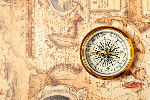 Gamla kompass på gammal karta — Stockfoto