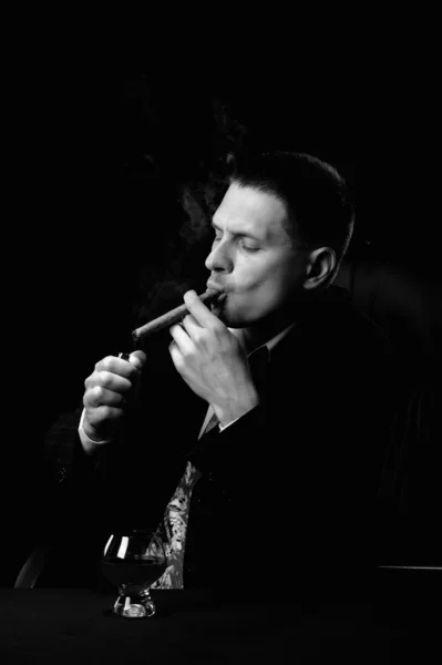 Человек с сигарой и бокалом коньяка — стоковое фото