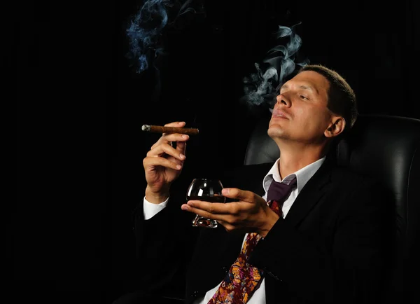 Adama bir puro ve bir bardak konyak — Stok fotoğraf