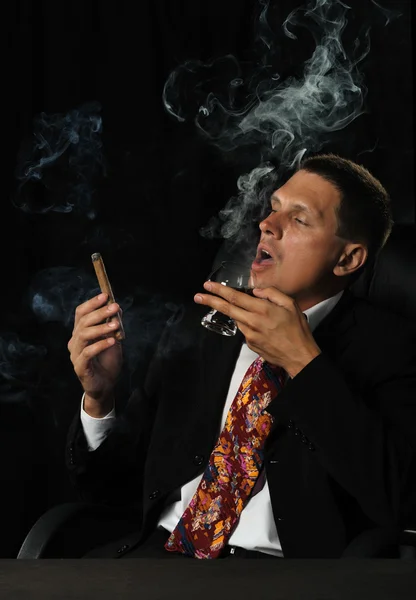 Człowiek z cygarem i kieliszek z koniakiem — Zdjęcie stockowe