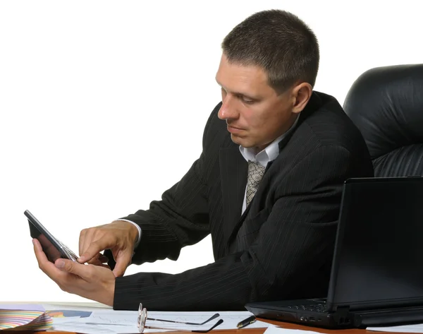 Бизнесмен на рабочем месте рассматривает на калькуляторе — стоковое фото