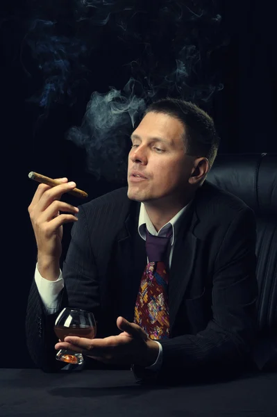De man met een sigaar en een glas cognac — Stockfoto