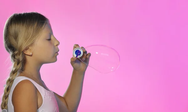 Das hübsche Mädchen mit Seifenblasen — Stockfoto