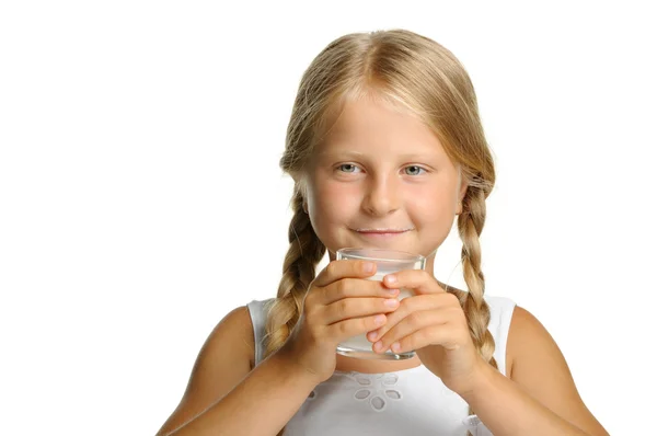 Hezká dívka se sklenicí mléka — Stock fotografie