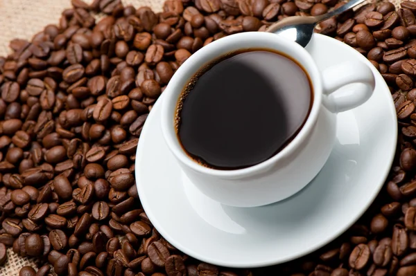 Kopje koffie op koffie korrels — Stockfoto