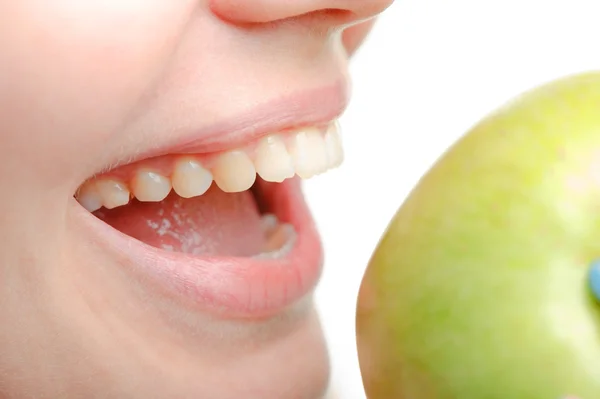Kobiece usta i zielone jabłko z bliska — Zdjęcie stockowe