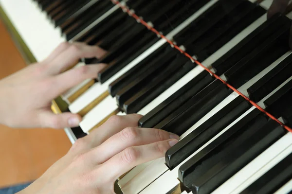 Ręce powyżej klawiszy fortepianu — Zdjęcie stockowe