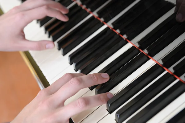 Руки над клавишами пианино — стоковое фото