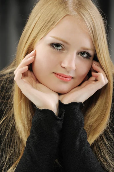Porträt des hübschen jungen Mädchens der Blondine — Stockfoto