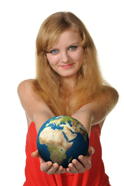Młoda kobieta posiada glob w ręce — Zdjęcie stockowe
